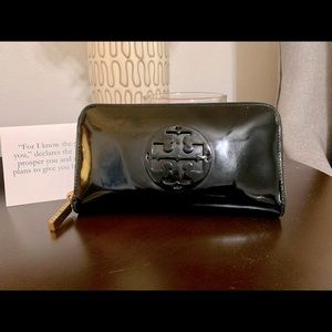 Tory burch wallet/  a little dot at back